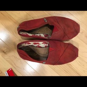 Worn red toms